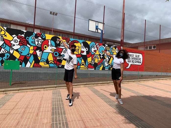 El mural pintado en una de las paredes del centro educativo/TA.